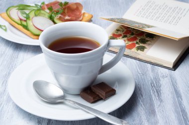 Sabah çayı, masada sandviçler ve bir kitap..