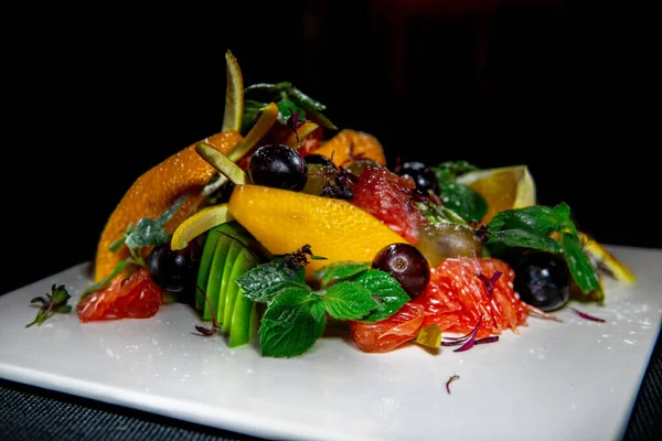 Plato Frutas Con Rodajas Naranja Manzana Uvas — Foto de Stock