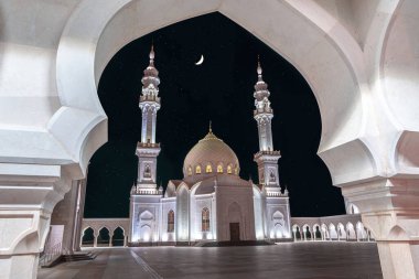Beyaz Cami 'nin minaresinde ay ve yıldızlar