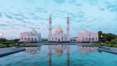 Beyaz Cami 'nin üzerinde sabah güneşi doğuyor.