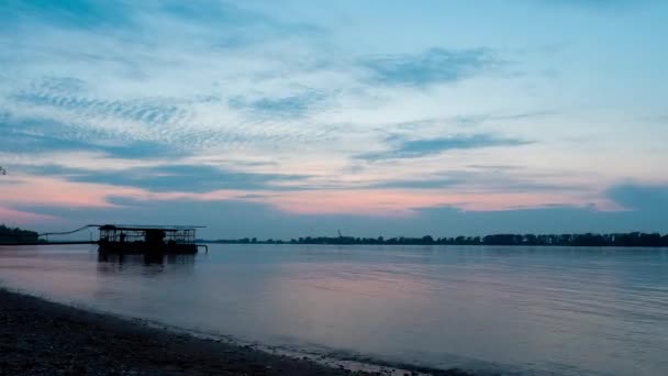 Wieczór Nad Rzeką Pobliżu Pompowni — Wideo stockowe