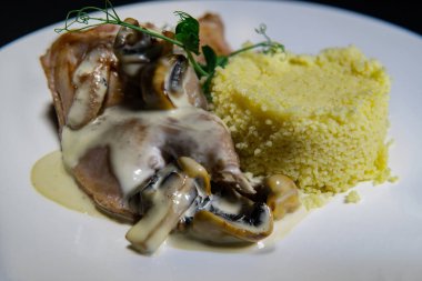 Kuskus soslu bıldırcın.