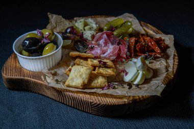 Zeytin, kurutulmuş domates, turşu, peynir ve kurutulmuş etin mezeleri.