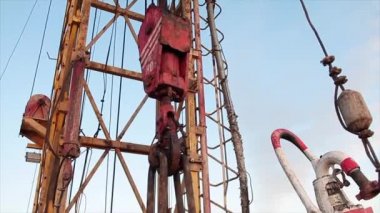 Petrol pompalama ünitesinin petrol kuyusunda çalışması.