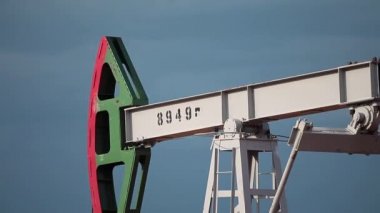 Petrol pompalama ünitesinin petrol kuyusunda çalışması.