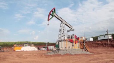 Petrol pompalama ünitesinin petrol kuyusunda çalışması.