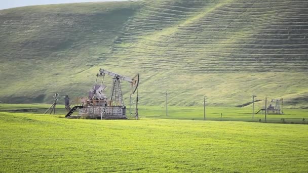 Der Betrieb Der Ölpumpanlage Der Ölquelle — Stockvideo