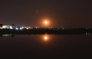 Göl kenarından ay vuruşu.