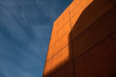 Endüstriyel bir binanın modern ahşap kaplama ön cephesi.