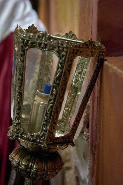 Duvara dayanmış kutsal haftanın fenerinin ayrıntıları.