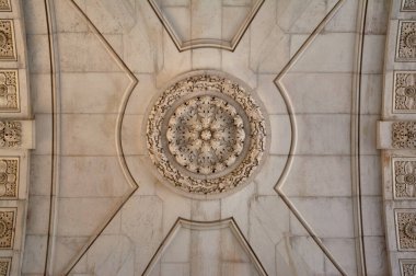 Bir kemerin iç kısmındaki taş oymanın kısmi ayrıntıları