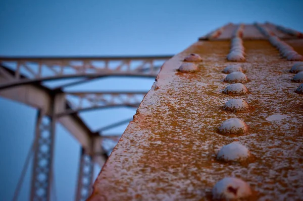 Geklonken Detail Van Een Roestige Beugel Van Een Metalen Brug — Stockfoto