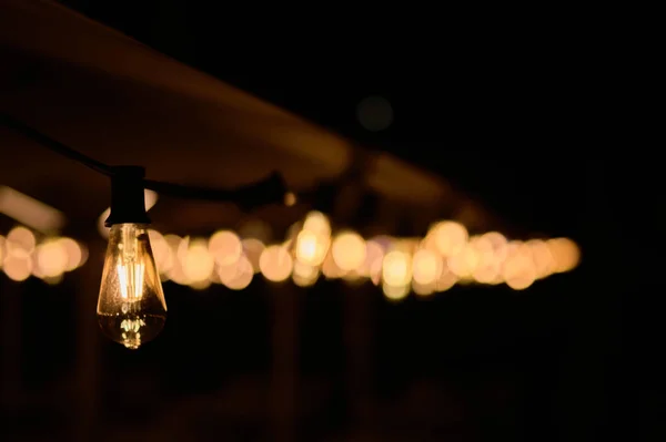 Détails Des Ampoules Des Lumières Déconcentrées Sur Une Terrasse Crépuscule — Photo