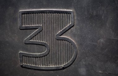 Bir aracın tekerleğine kazınmış 