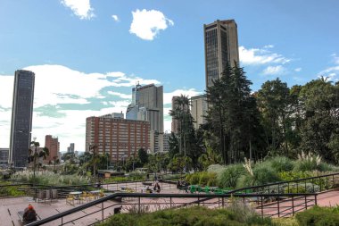 Şehrin ortasında bitki örtüsü olan kamusal alan