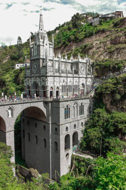 Dağın kenarına inşa edilmiş gotik bir kilise.