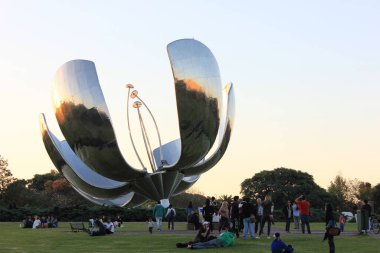 Parque 'da gün batımı, Floralis Generica heykeli ile Arjantin