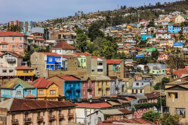 Eski renkli evleri olan valparaiso manzarası