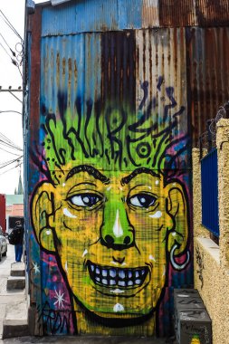 Valparaiso 'dan eski bir teneke kutuya yeşil insan grafitisi