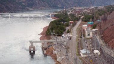 Köprüsü ve paralel yolu olan bir nehir.