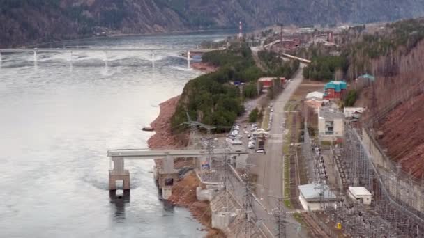 Rio Com Ponte Estrada Paralela — Vídeo de Stock
