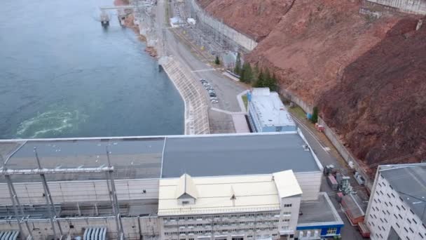 Hidroelektrik Santralin Çıkış Kapılarının Çerçevesi Tepeden Süreçte Uzaktan Gelen Bir — Stok video