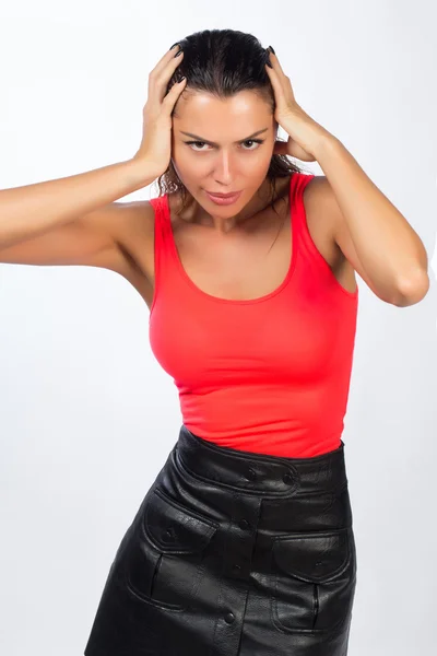 Fashion Model meisje geïsoleerd op witte achtergrond. Schoonheid stijlvolle brunette vrouw poseren in modieuze kleding in de studio. Casual stijl met beauty accessoires. High fashion stedelijke stijl — Stockfoto