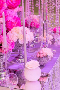 Düğün dekorasyon. Çiçek, buket düğün arka plan önünde. Düğün veya başka bir tablo küme olay akşam yemeği yiyecek ve içecek.