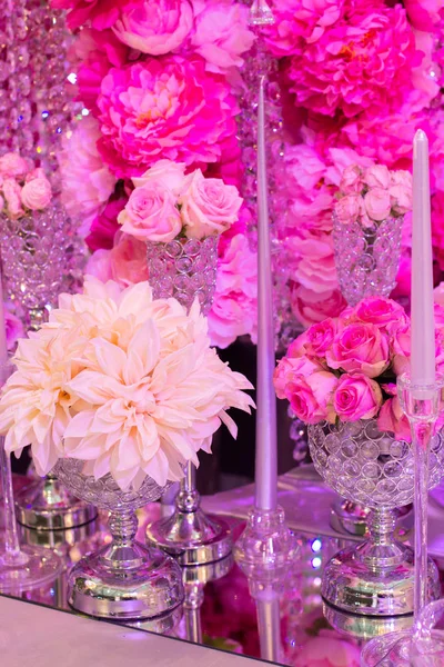 婚礼装饰。花朵，花束在婚礼背景。为婚礼或另一个表设置满足事件晚餐. — 图库照片