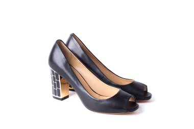 Beyaz bir arka plan üzerinde klasik tarzı kadın ayakkabı.