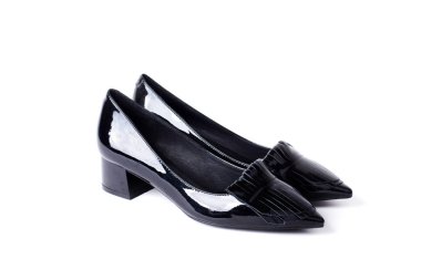 Beyaz bir arka plan üzerinde klasik tarzı kadın ayakkabı.