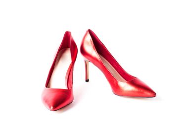 Beyaz bir arka plan üzerinde klasik tarzı kadın ayakkabı.