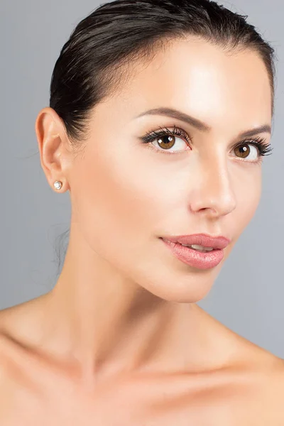 Retrato de joven hermosa mujer sobre fondo blanco . — Foto de Stock