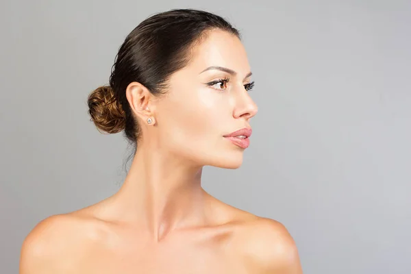 Retrato de joven hermosa mujer sobre fondo blanco . — Foto de Stock