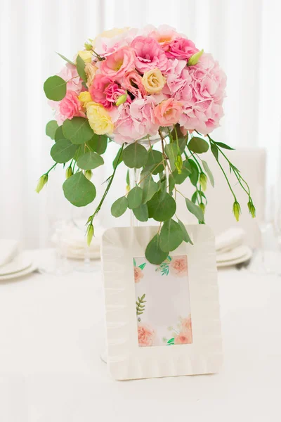 Bouquet di fiori in una festa in sala da ballo — Foto Stock