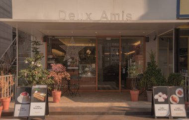 Seul (Güney Kore), 28 / 11 / 2017, Sinsa-dong 'da çiçek ve sıcak içecek sunan kafe.