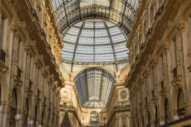 Milan (İtalya), 29 / 12 / 2017, Milano 'daki antika ve geleneksel pazar (La Galleria Vittorio Emanuele II)..