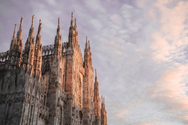 Milan (İtalya), 29 / 12 / 2017, Milano, Katedral 'de gün batımına kadar uzanan tarihi yerlerden birinin yan görüntüsü. Fotoğraf, Katedral 'in yanındaki bir barın balkonunda çekildi..