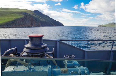 Feribot, güneşli bir yaz gününde Baykal Gölü 'nden Olkhon Adası' na gider.