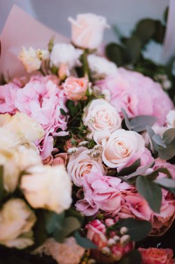 İç dekorasyon olarak güzel doğal çiçekler, düğün arkaplanı, düğün çiçeği buketi, çiçek, gül, düğün, çiçek, pembe, gül, beyaz, aşk, çiçek, güzellik, doğa, açgözlülük