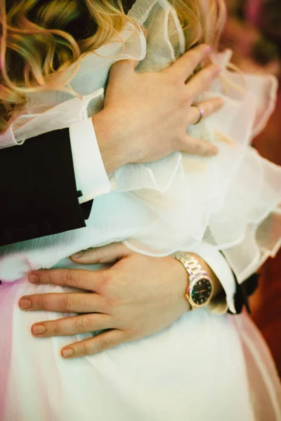 Mãos Masculinas Abraçar Uma Menina Vestido Branco Dia Casamento Casamento — Fotografia de Stock