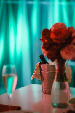 Çiçek buketi ve şampanya, restoran, tatil, romantizm...