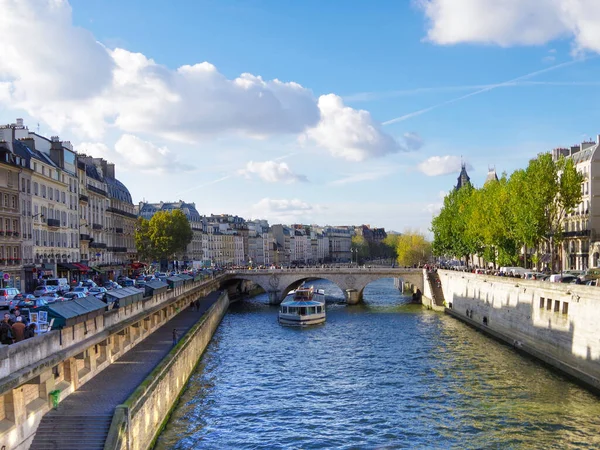 River, Seine, Paris, Fransa, terk edilmiş, turist yok, kendini tecrit, karantina, evde kal.
