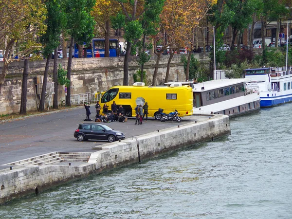 Gele Bus Een Straat Parijs Frankrijk Verlaten Geen Toeristen Zelf — Stockfoto