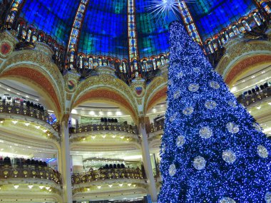 Noel ağacı, şenlikli iç dekorasyon, yeni yıl, Paris