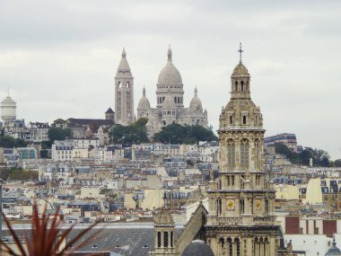 Paris manzarası, hava manzarası, Paris, Fransa 'da bir şehir caddesinde terk edilmiş, turist yok, yalnızlık, karantina, evde kalmak.