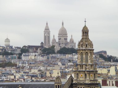 Paris manzarası, hava manzarası, Paris, Fransa 'da bir şehir caddesinde terk edilmiş, turist yok, yalnızlık, karantina, evde kalmak.