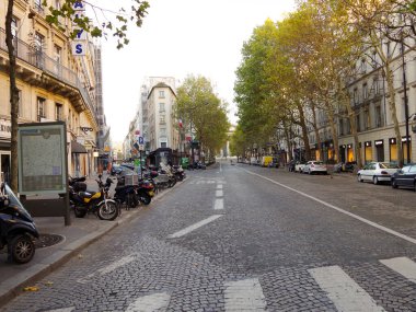 Paris sokaklarında. Çöl. Turist yok. Kendini soyutlama. Karantina.