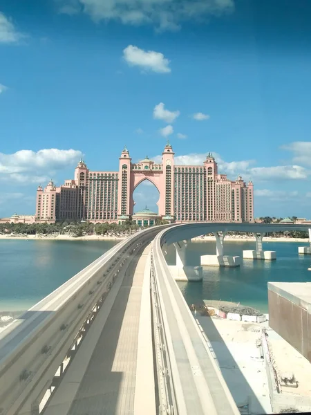 Gün boyunca Dubai 'de palmiye ağacı tek raylı yolculuğu