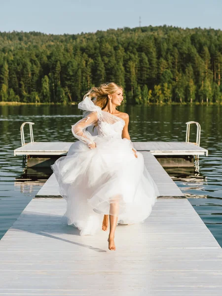 Novia Vestido Novia Está Preparando Para Las Vacaciones Foto Romántica — Foto de Stock